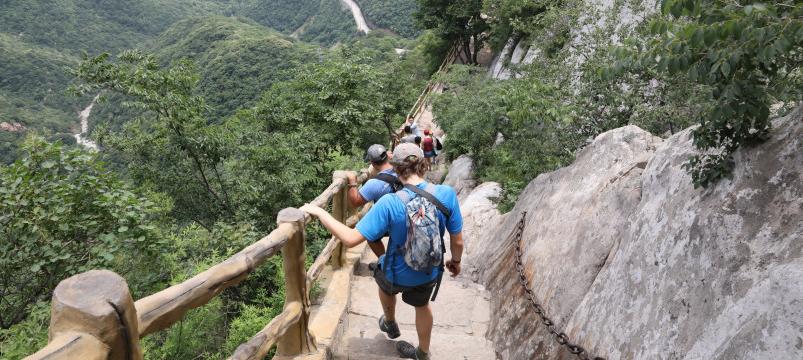 贝洛伊特教授和学生沿着中国的黄河沿着一条陡峭的小径爬下.